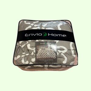 ***NWOT*** Enviohome Queen Size 5-Piece Printed Comforter Set, Grey and White